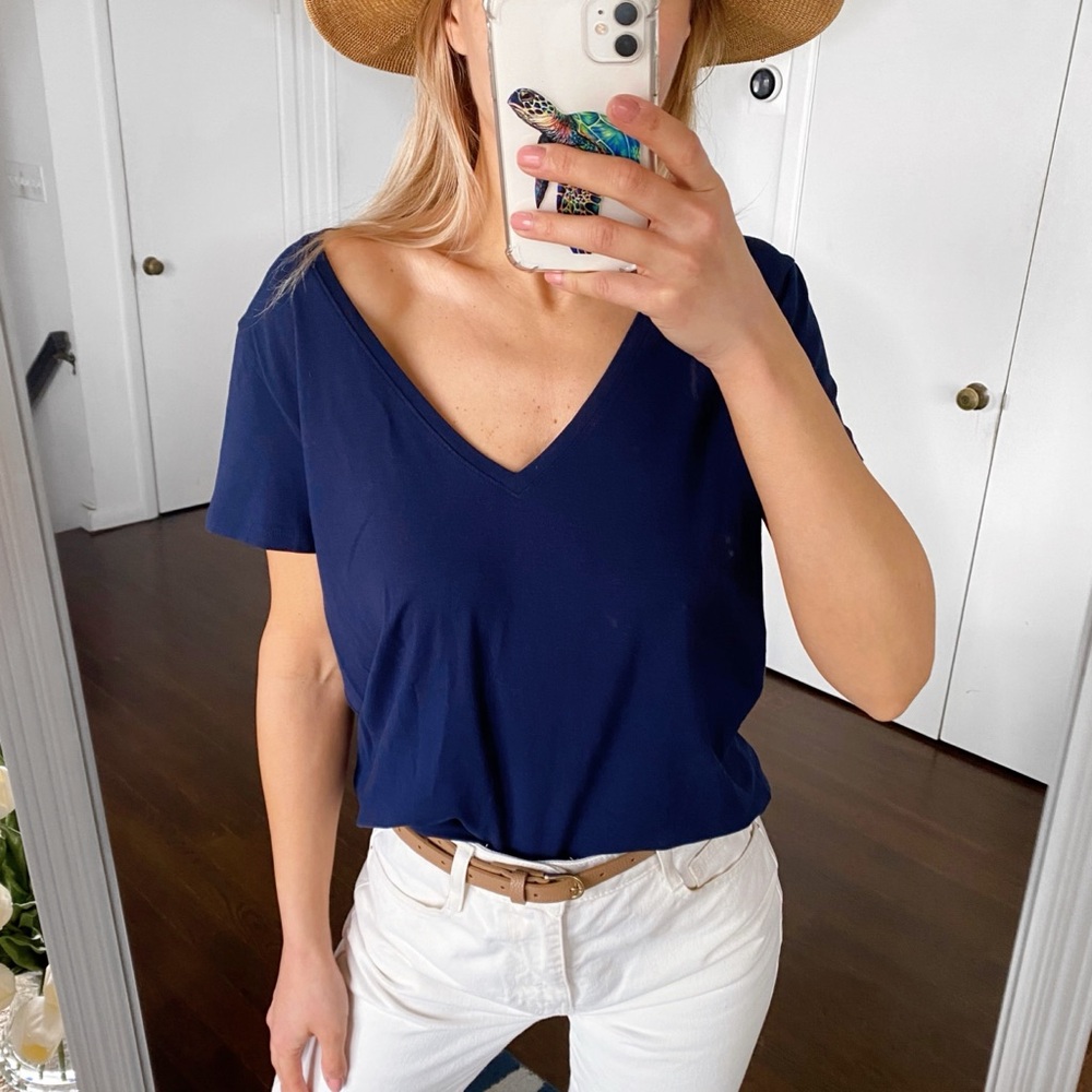 💙 LILLY PULITZER NAVY V-NECK SHORT SLEEVE T-SHIRT!